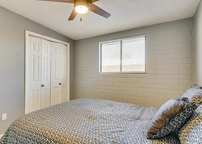 2 Mi To Dtwn & U Of A Campus! Bring Your Pets Holiday home Tucson