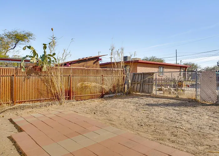 Holiday home 2 Mi To Dtwn & U Of A Campus! Bring Your Pets