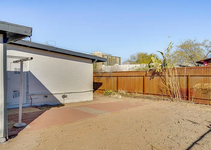 Holiday home 2 Mi To Dtwn & U Of A Campus! Bring Your Pets Tucson
