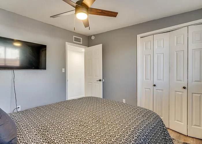 Holiday home 2 Mi To Dtwn & U Of A Campus! Bring Your Pets