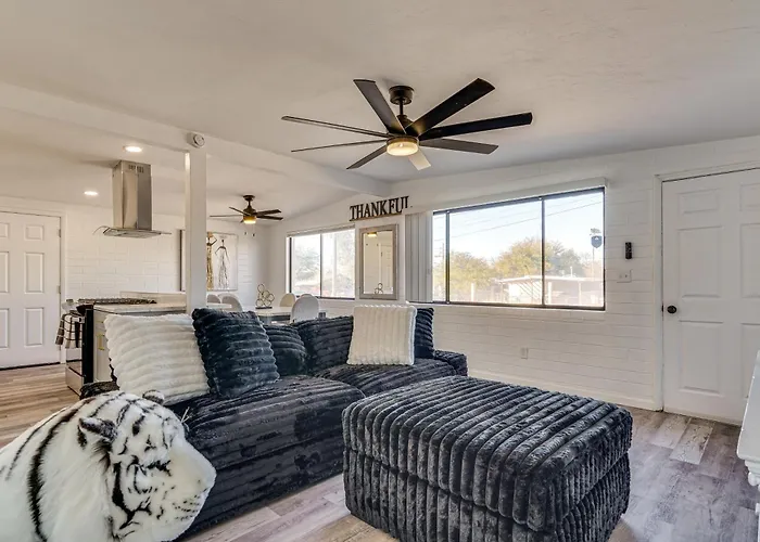 2 Mi To Dtwn & U Of A Campus! Bring Your Pets Holiday home